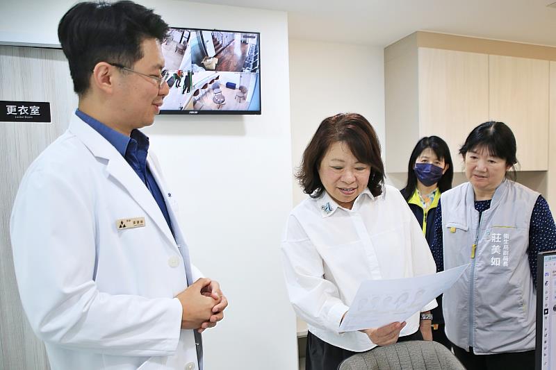 黃敏惠市長前往深呼吸診所致意。