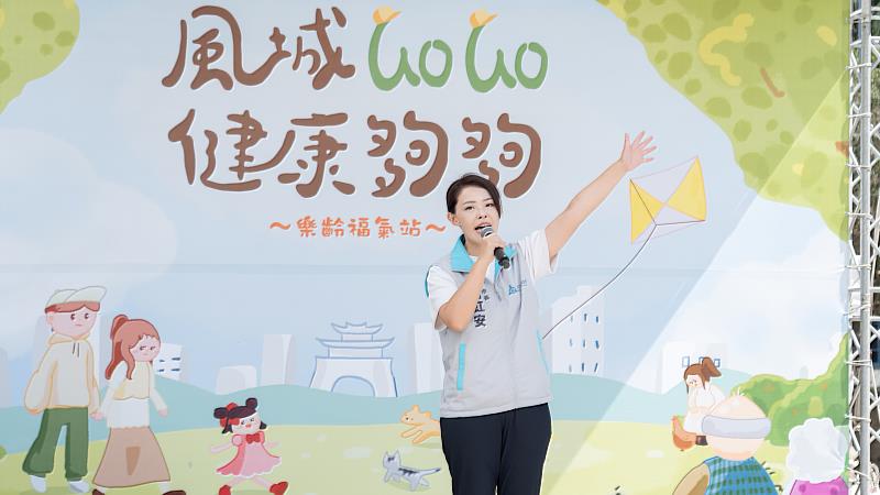 市長高虹安致詞，期盼民眾把健康快樂帶回家。