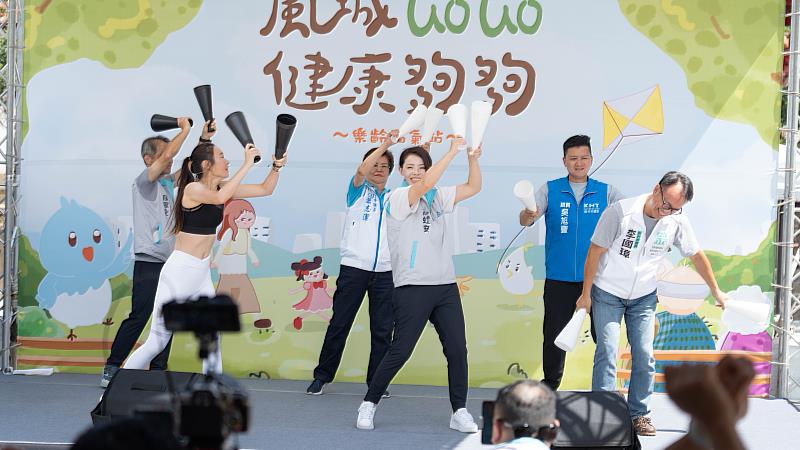 市長高虹安與民眾一起熱身韻動。