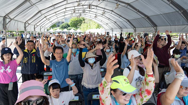 市長高虹安與民眾一起熱身韻動。