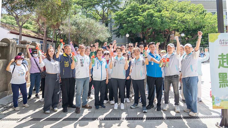 市長高虹安與貴賓一同鳴笛起走。