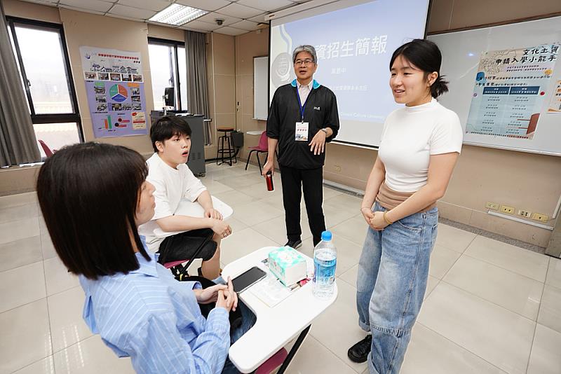 部分學系特別邀請學長姐返校分享在文化大學的求學經驗與成長歷程，透過第一線的學習與職涯發展故事，協助未來有意報考的學生更清楚描繪大學學習藍圖，提前規劃方向，強化對未來學習與職涯的認識。