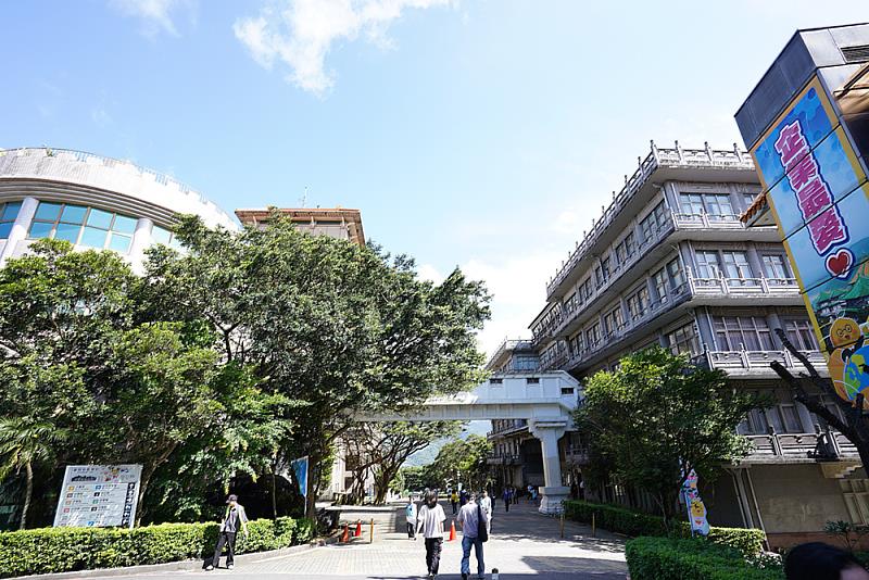文化大學115學年度大學申請入學第二階段指定項目甄試面試，以「就學即就業」為核心亮點，來自全台各地考生與家長齊聚校園，深入了解各學系特色與未來職涯發展方向。