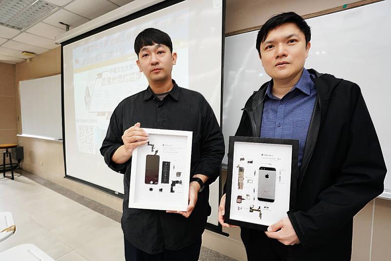 理工學院副院長張鈞智教授（左）以iPhone等高科技產品拆解分析，向考生與家長說明化材專業在半導體、電子封裝、能源材料及智慧製造等產業的廣泛應用，展現多元職涯發展前景。右為化材系主任陳輝龍教授。