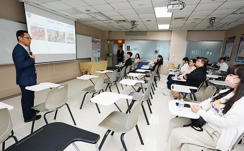文化大學副校長兼商學院國際企業學系主任盧文民表示，第一志願錄取新生可獲一萬元獎學金，並提供證照補助，協助學生提早規劃職涯發展，落實「就學即為職涯布局」理念。