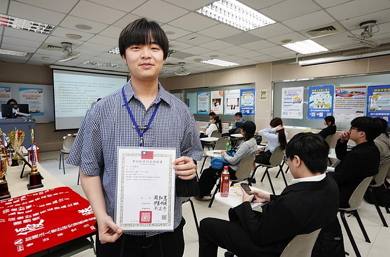 會計系碩一學生林聖諺分享，大學期間透過系上完整課程規劃，順利考取普考記帳士，目前正積極準備會計師考試。