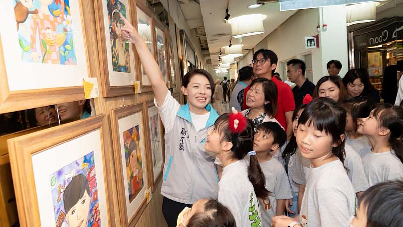 市長高虹安欣賞美術班學生作品