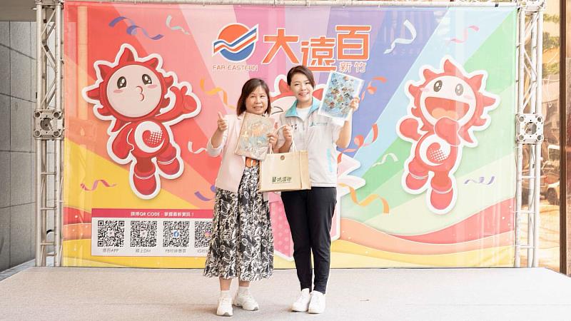 清大附小校長李佳蓮致贈禮品予市長高虹安