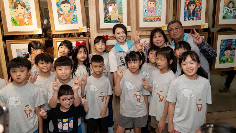 市長高虹安欣賞美術班學生作品
