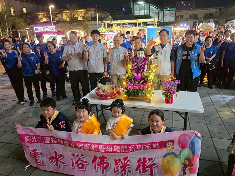 陳永豐副市長代表出席嘉義市「力阿卡雲水浴佛車踩街嘉年華」祈求祥和喜悅