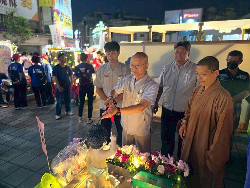 陳永豐副市長代表出席嘉義市「力阿卡雲水浴佛車踩街嘉年華」祈求祥和喜悅