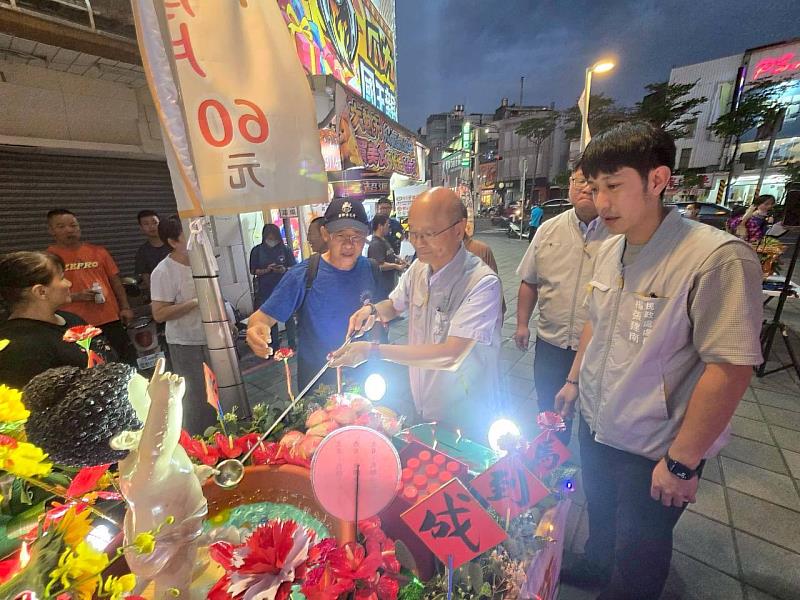 陳永豐副市長代表出席嘉義市「力阿卡雲水浴佛車踩街嘉年華」祈求祥和喜悅