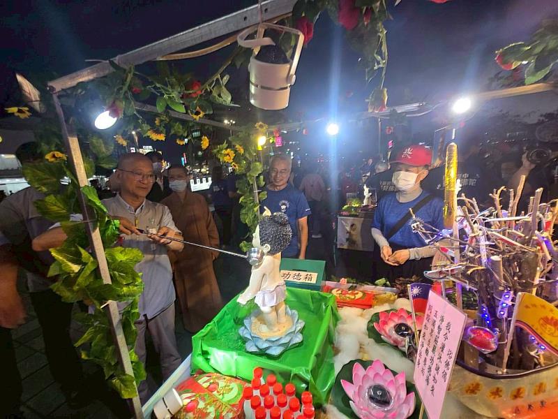陳永豐副市長代表出席嘉義市「力阿卡雲水浴佛車踩街嘉年華」祈求祥和喜悅