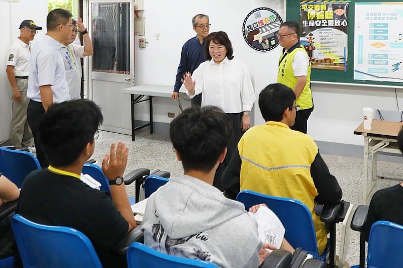 黃敏惠市長與考生熱情招呼