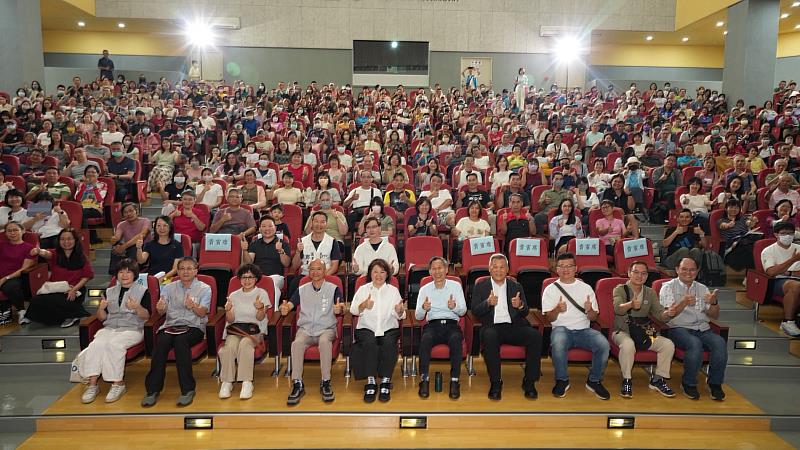 黃敏惠市長與演講人、現場滿滿聽眾合影