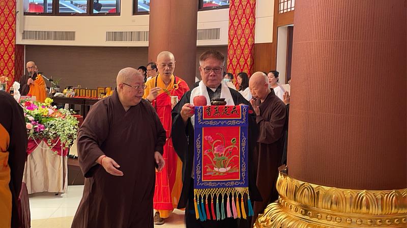 在法師引領下，四眾弟子依序進行灑淨儀軌與繞佛祈福，歡慶聖典、共沐佛恩。（圖由靈鷲山佛教教團提供）