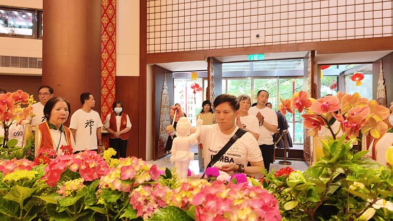信眾們於佛前恭敬以香湯沐浴太子佛聖像，象徵洗滌內心煩惱塵垢。（圖由靈鷲山佛教教團提供）