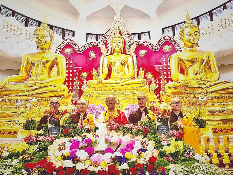 佛誕灑淨儀式圓滿後，聖山寺監院懇慧法師（中）與眾法師於金佛殿前合影。（圖由靈鷲山佛教教團提供）
