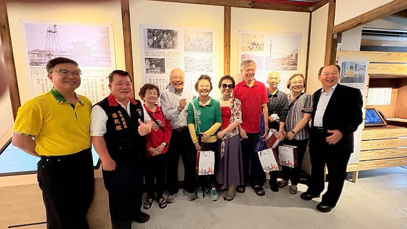 玉里早期經營「瑞榮行」的家族代表葉仁基先生透過1952年家族拍攝的老照片，講述祖先在1912年由苗栗南庄到東部採樟焗腦打拚的故事，圖為老照片中的多名成員現身展場