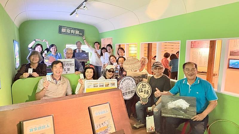 「花東鐵路百年通車-鐵定有客特展」展場模擬早期光華號車廂，多位客家鐵路人及鐵路局