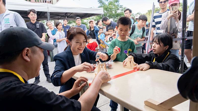 市長高虹安體驗童玩闖關遊戲。