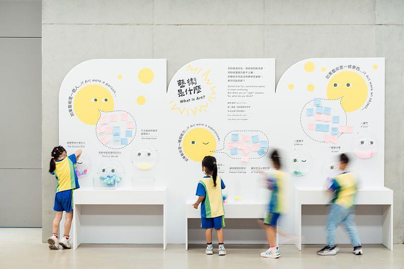 「發生什麼事？」展場一隅。（新北市美術館提供，攝影：透島影業）