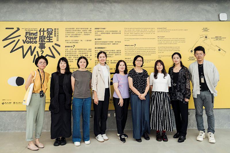 開幕現場合照(由左而右:新北市美術館教育服務部陳韶微、參展藝術家鄭琬蒨、不想睡遊戲社、新北市議員洪佳君、明維教育基金會周麗華董事長、新美館賴香伶館長、藝術家劉文瑄、傅琬婷、蔡咅璟)(新北市美術館提供,攝影:透島影業)