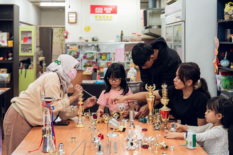 傅琬婷,「閃亮亮的自己」展前工作坊與Asia Jaya東南亞餐廳合作。（新北市美術館提供，攝影：眼福映像工作室）