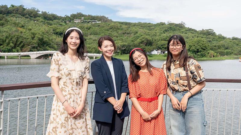 市長高虹安與穿著復古服飾民眾合影。