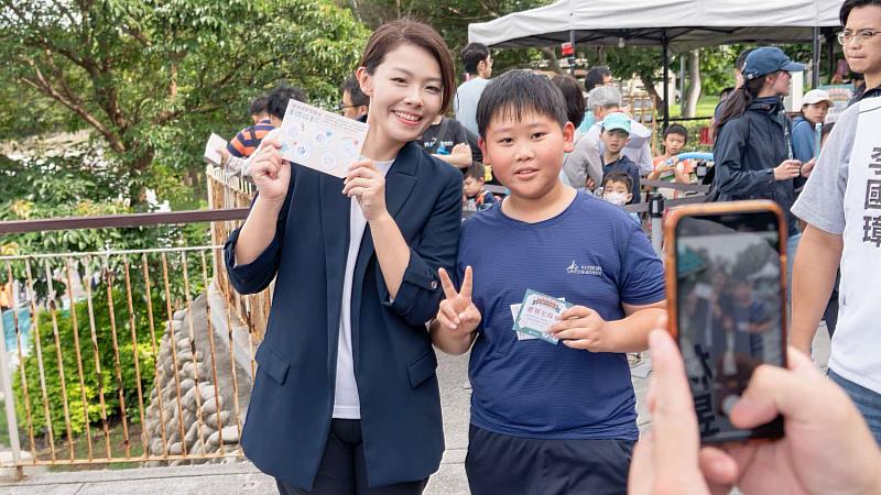 市長高虹安與闖關成功孩童互動。