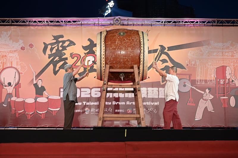 開幕式首場特別由「响仁和」鼓藝工坊國寶大師王錫坤司阜(左)與「優人神鼓」藝術總監黃誌群(右)率隊,同台演出。