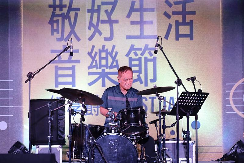 台灣鼓王黃瑞豐現場極具爆發力之震撼擊鼓演出。