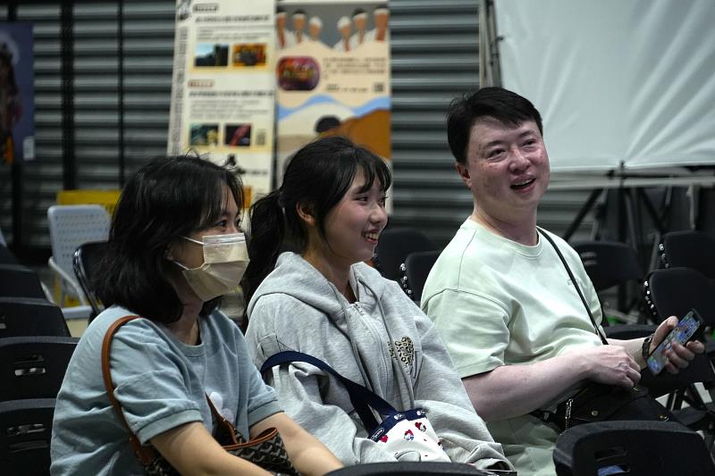 臺南瀛海高中張同學分享對世新數媒系及校園學習環境的深刻印象。（世新大學提供）