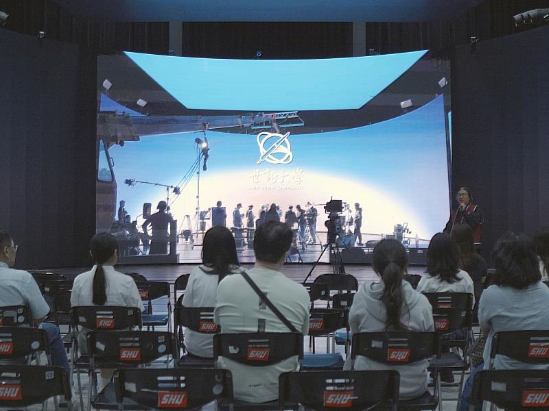 甄試考生與家長實地體驗世新大學LVS智能攝製基地。（世新大學提供）