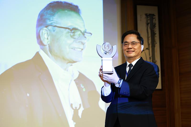 2026泛太平洋幹細胞及癌症研究研討會(PPSSC)在花蓮慈濟醫院舉行,主席林欣榮院長5月17日頒發終身成就獎(Lifetime Achievement Award)表揚保羅.參柏格(Paul R. Sanberg)教授。