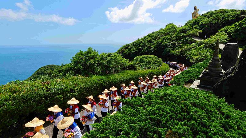 圓滿當日，弟子們繞山祈福為閉關畫下莊嚴而圓滿的句點。（圖片提供/靈鷲山佛教教團）
