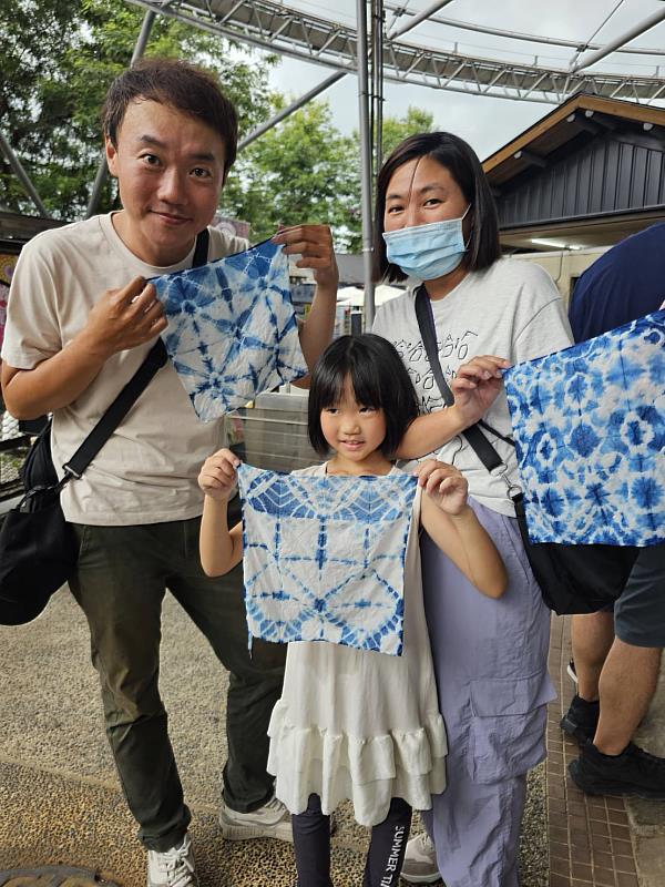 六堆客家文化園區博物館日慢慢仔行，民眾體驗藍染。
