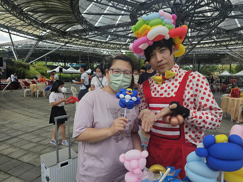 六堆客家文化園區博物館日慢慢仔行，大獅兄造型氣球超搶手。