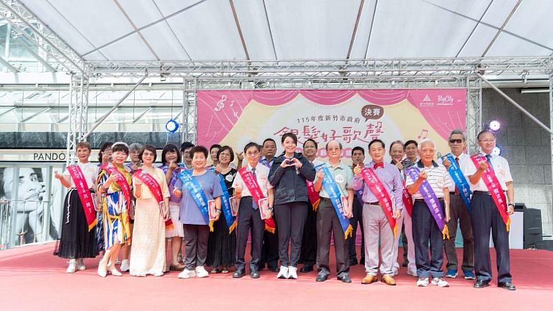 市長高虹安與入圍決賽的選手們合影。
