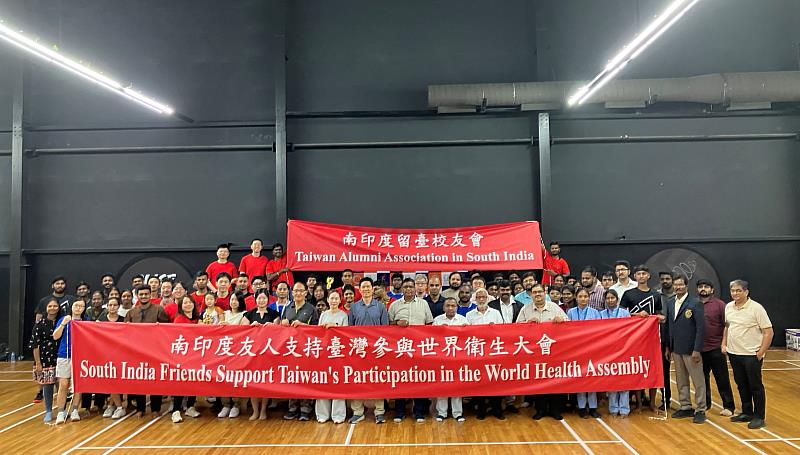 駐清奈辦事處舉辦羽毛球比賽並呼籲印度各界人士支持臺灣有意義參與世界衛生大會活動全體人員合影。