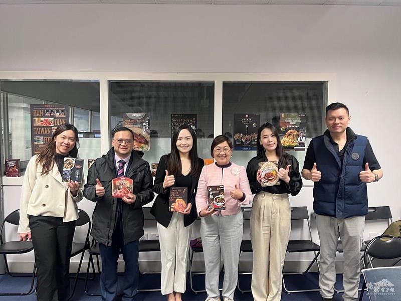 僑務委員會委員長徐佳青（右3）參訪旅英臺商企業漢典食品，與漢典食品英國分公司負責人鍾瑄萱（左3）及團隊合影。