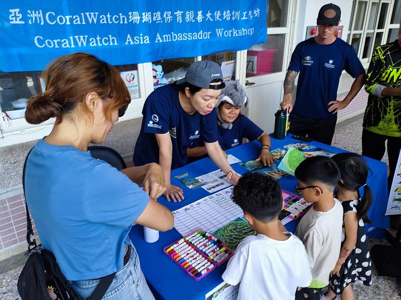 「第2屆亞洲CoralWatch珊瑚礁保育親善大使培訓工作坊」於屏東縣立滿州國民中學舉辦成果發表暨海洋教育推廣活動，學員透過成果展示、經驗分享及社區交流，呈現珊瑚礁監測、公民科學與海洋保育行動之培訓成果，深化海洋素養與在地連結。