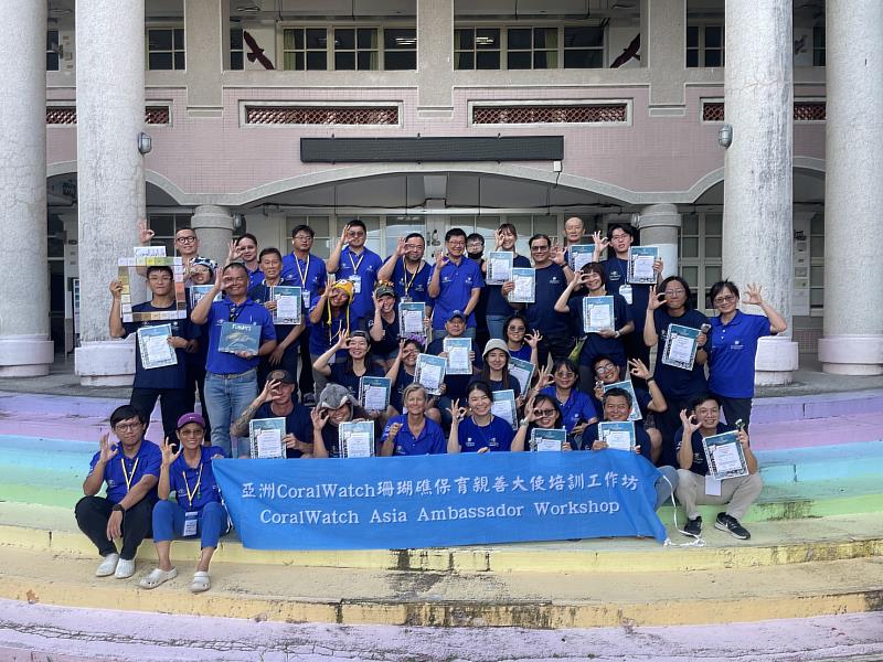 高科大攜手國際推動珊瑚礁保育行動，培育具備科學監測與環境教育能力之海洋人才，參與學員合影。