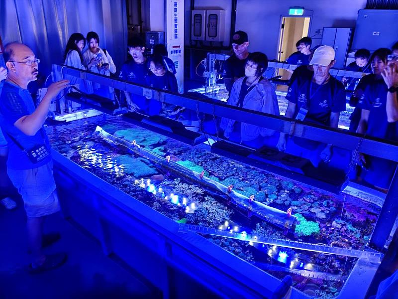 「第2屆亞洲CoralWatch珊瑚礁保育親善大使培訓工作坊」，學員參訪海洋生物博物館珊瑚生態實驗區。