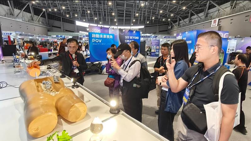 與會者參與「2026台南自動化機械暨智慧製造展」金屬中心展區導覽。