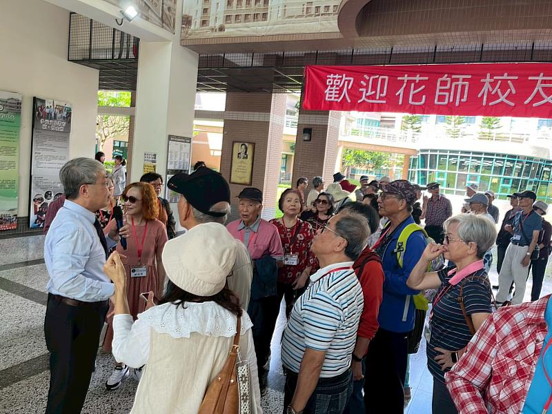 潘院長與校友進行花師大樓巡禮。