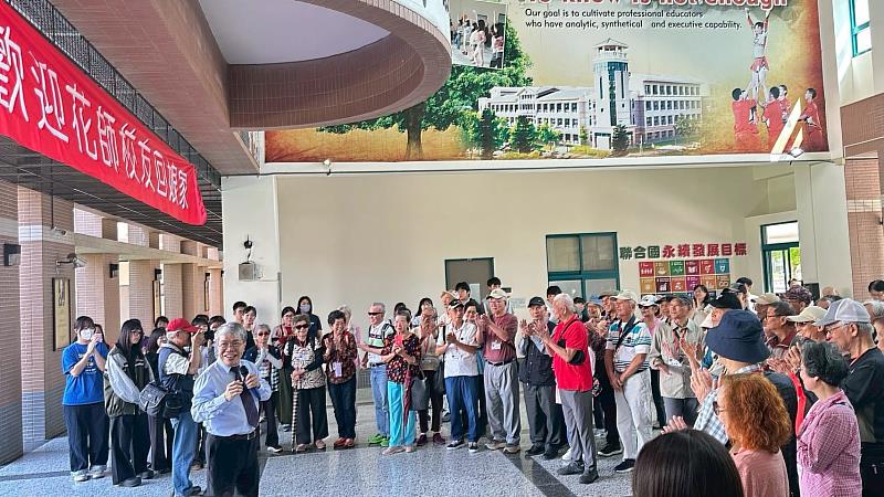 花師教育學院潘文福院長介紹55級學長姊。