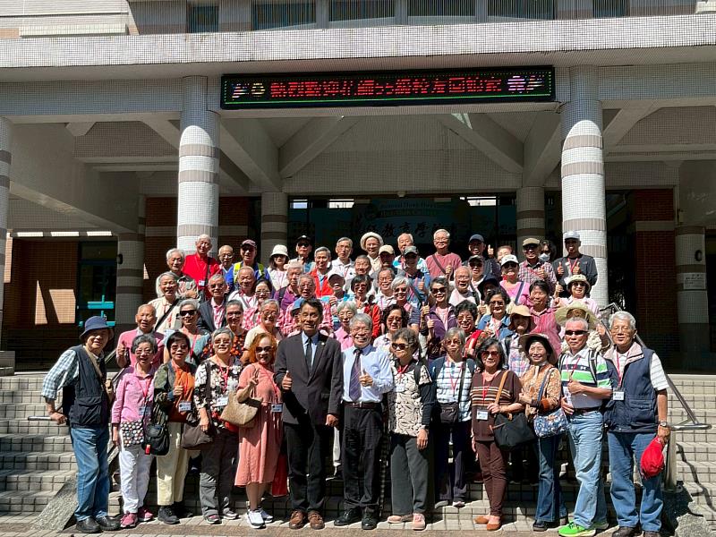 東華大學徐輝明校長與花師55級校友合照。