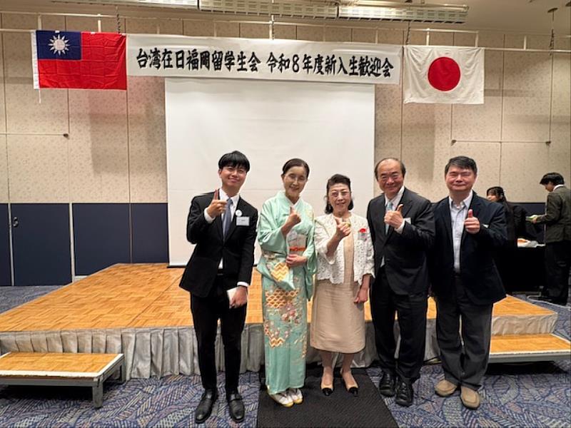駐福岡辦事處處長陳銘俊總領事（中右）與來賓福岡縣知事夫人服部敦子（中）合影。