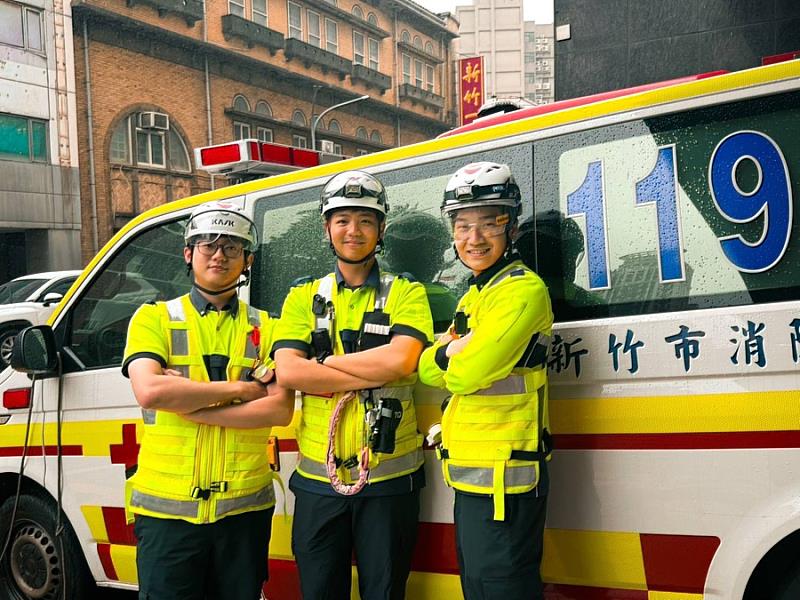 中山分隊蔡長發（右）、張書瑜（中）、曾柏豪（左）執行OHCA救護，患者順利出院。
